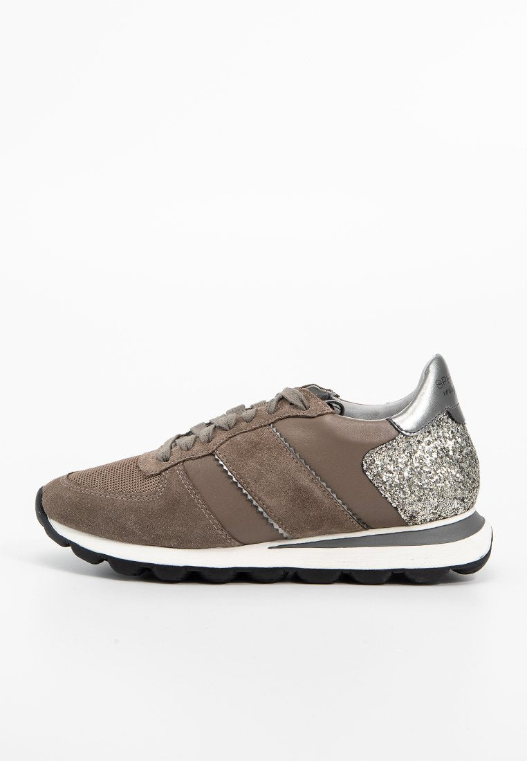 Braune Wildleder-Sneaker mit metallisch silberner Ferse, Obermaterial aus Mesh und Wildleder sowie weißer Zwischensohle. Besitzt dunkle Schnürsenkel und dezente reflektierende Akzente.
