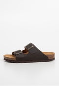 Braune Ledersandalen mit zwei verstellbaren Riemen, einer Korkfußbett und einer Gummisohle. Mit Metall-Schnallen und strukturiertem Finish.