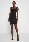 Schwarzes, tailliertes Kleid mit quadratischem Ausschnitt, aus glattem Stoff, mit minimalen Nähdetails und gerader Silhouette.
