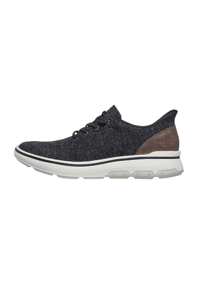 Schwarzer Mesh-Laufschuh mit einer strukturierten Oberseite, braunem Wildleder-Hinterteil, weißer Zwischensohle und einer flexiblen Gummisohle.