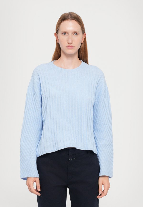 CLOSED CREW NECK