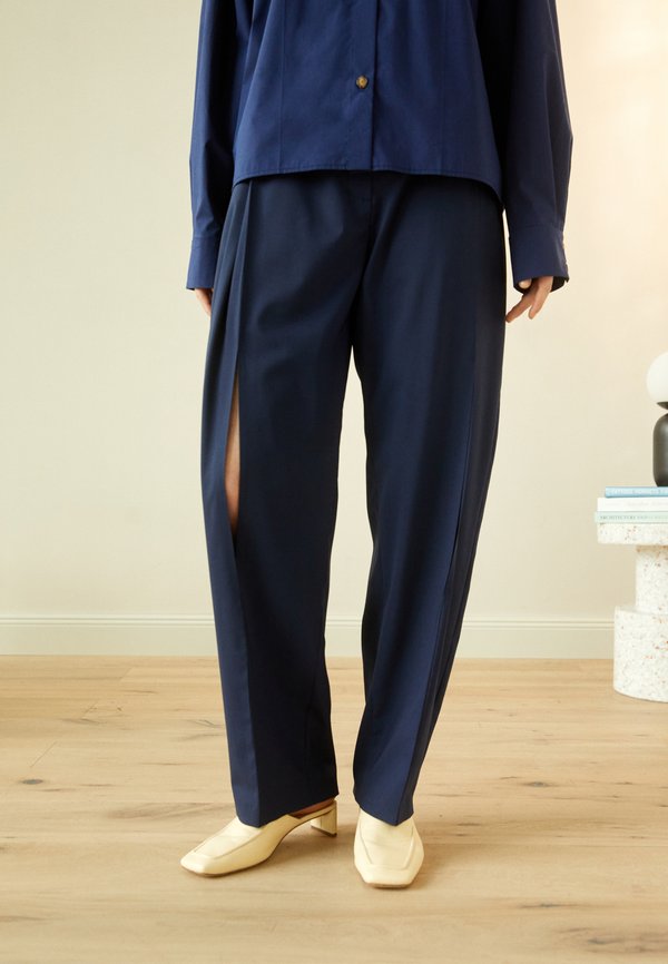 A.W.A.K.E. MODE TAPERED PANTS WITH VERTICAL SLIT KNEES