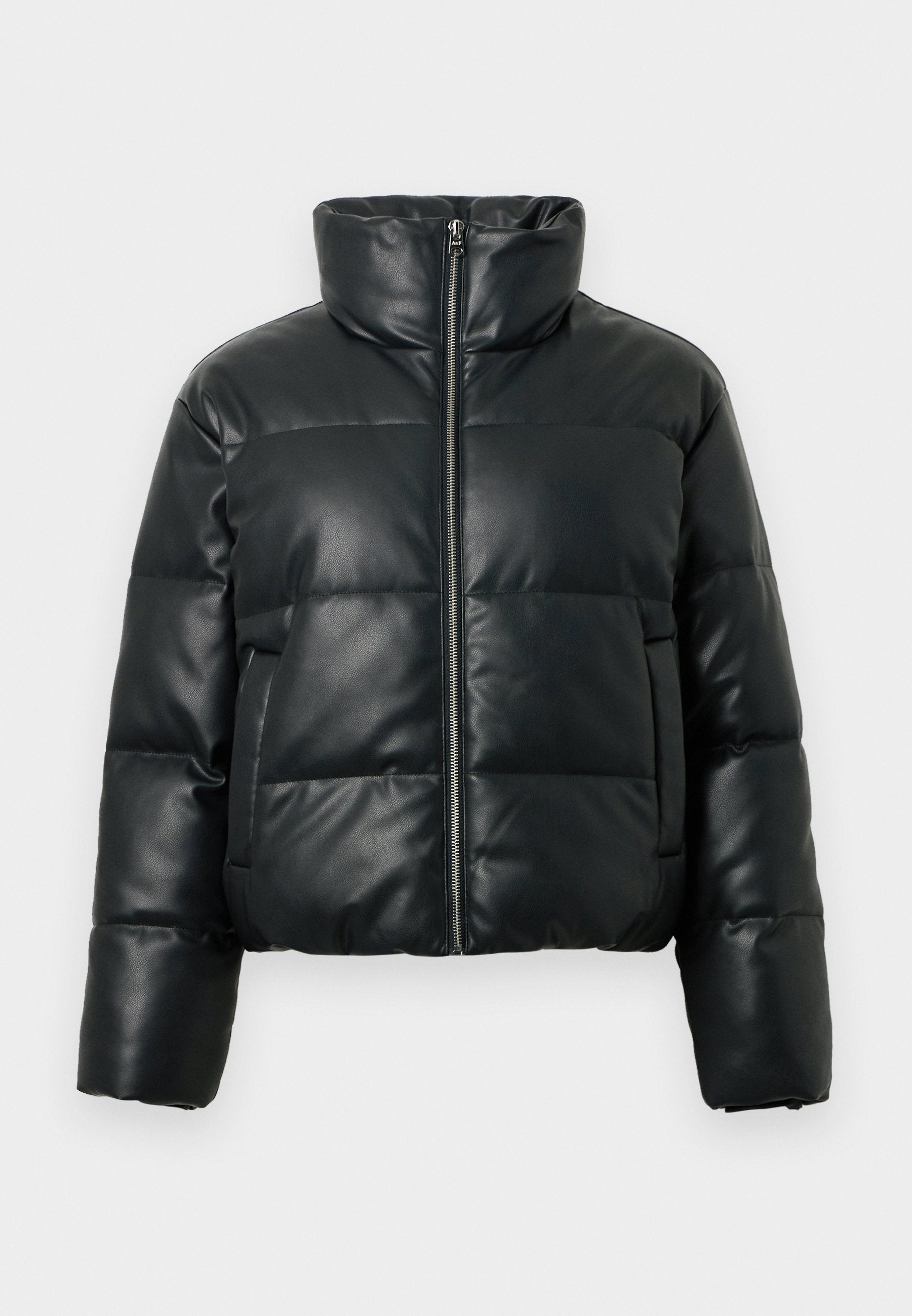 Schwarze, kurz geschnittene Steppjacke aus lederähnlichem Material. Mit hohem Kragen, durchgehendem Reißverschluss vorne und horizontalen Steppnähten.