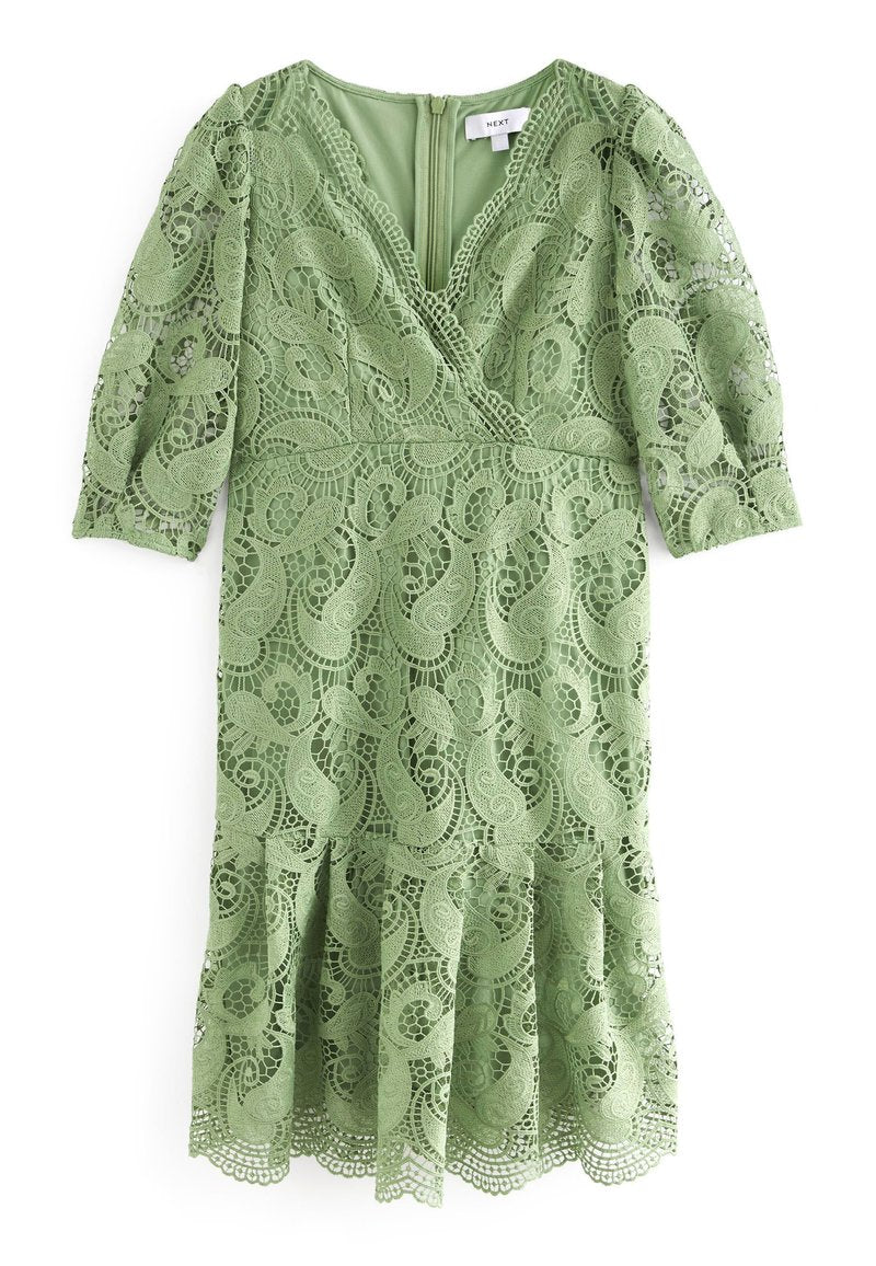 Grünes Spitzenkleid mit V-Ausschnitt, halben Ärmeln und weitem Saum. Aufwendiges Paisley-Muster; glatte Textur. Reißverschluss hinten.