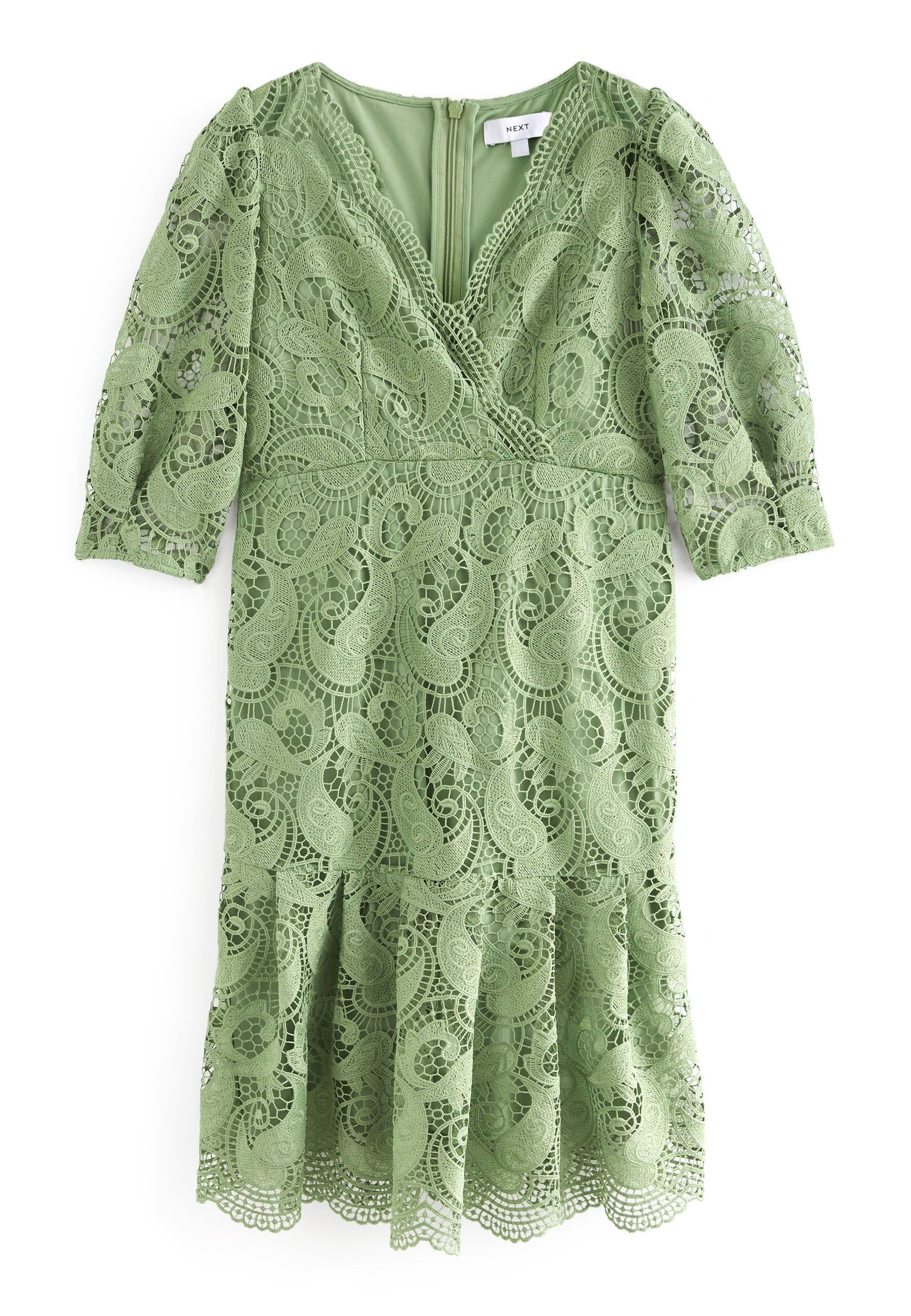 Grünes Spitzenkleid mit V-Ausschnitt, halben Ärmeln und weitem Saum. Aufwendiges Paisley-Muster; glatte Textur. Reißverschluss hinten.