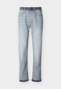 Hellblaue Jeans aus Denim mit einem dunkelblauen Bund, geradem Beinverlauf, fünf Taschen und sichtbaren Nahtdetails.