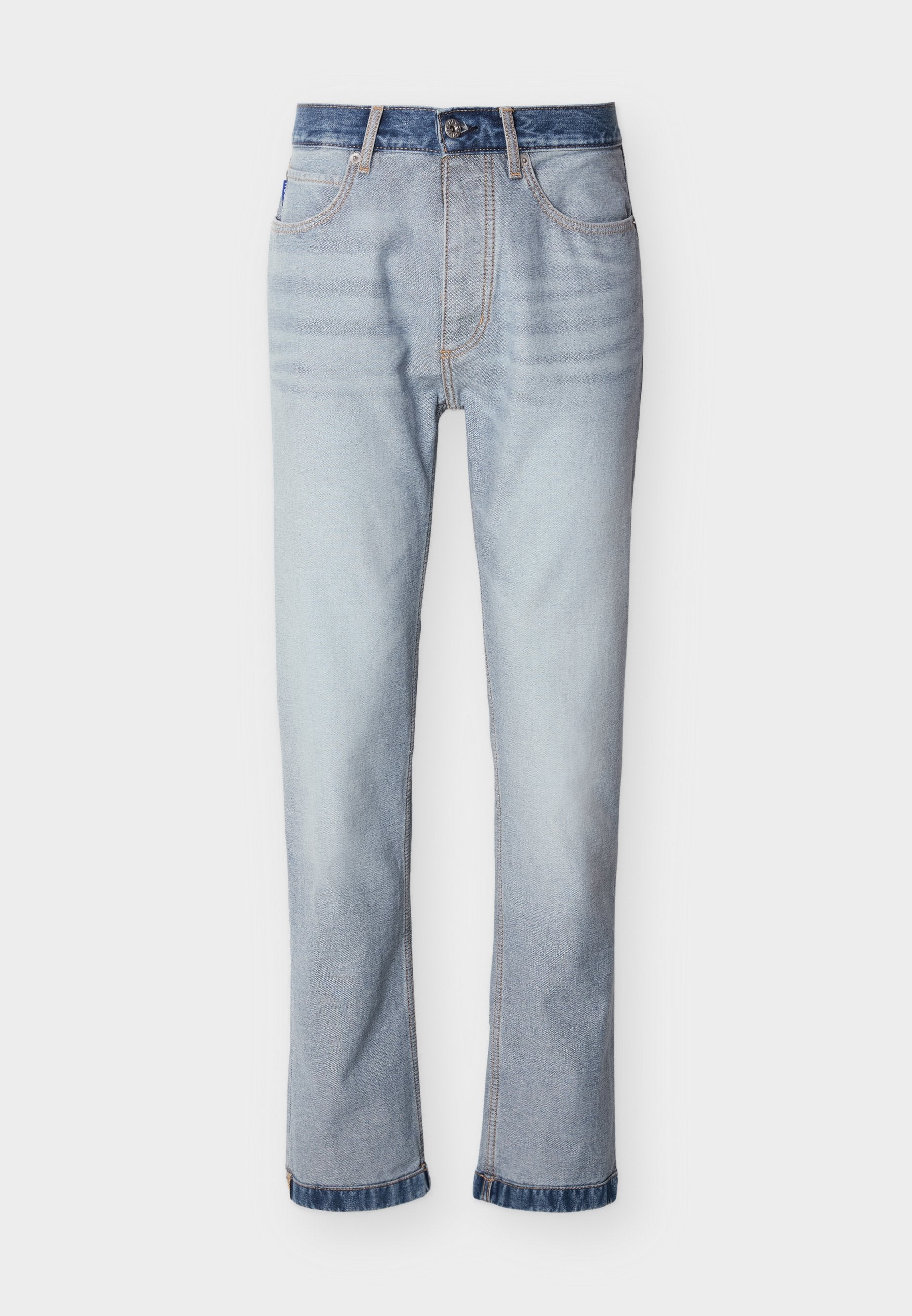 Hellblaue Jeans aus Denim mit einem dunkelblauen Bund, geradem Beinverlauf, fünf Taschen und sichtbaren Nahtdetails.