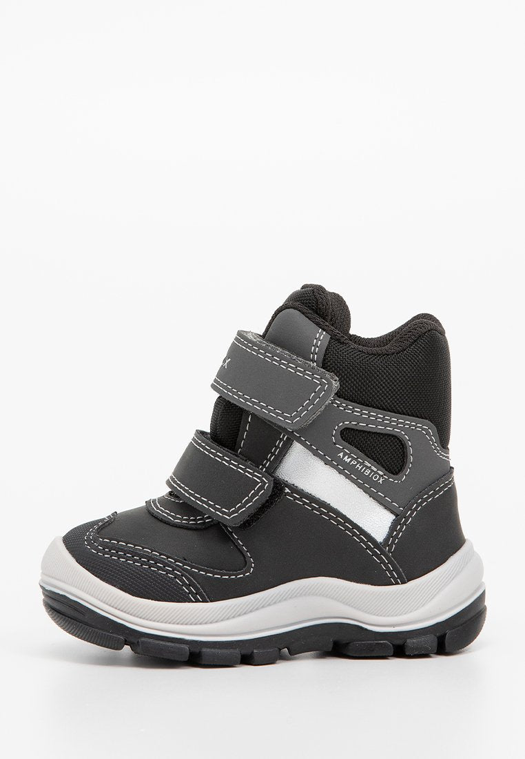 Schwarzer Sportschuh mit zwei Klettverschlüssen, silbernen reflektierenden Akzenten, Gummisohle, strukturiertem Obermaterial und gepolsterter Kragen für Komfort.
