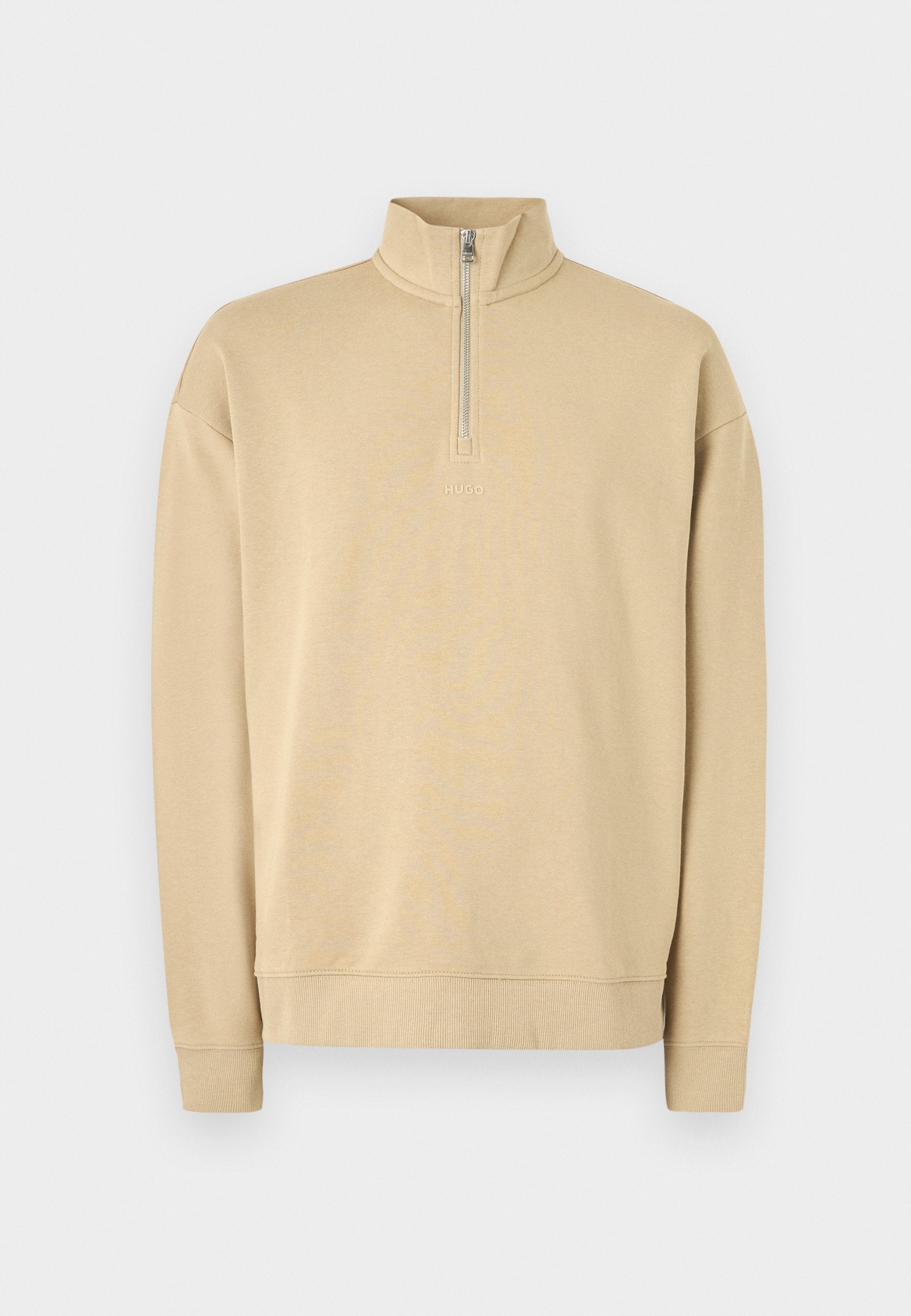 Beige Sweatshirt mit hohem Kragen und halbem Reißverschluss. Verfügt über gerippte Bündchen und Saum sowie ein dezentes Logo auf der Brust. Glatte Textur.