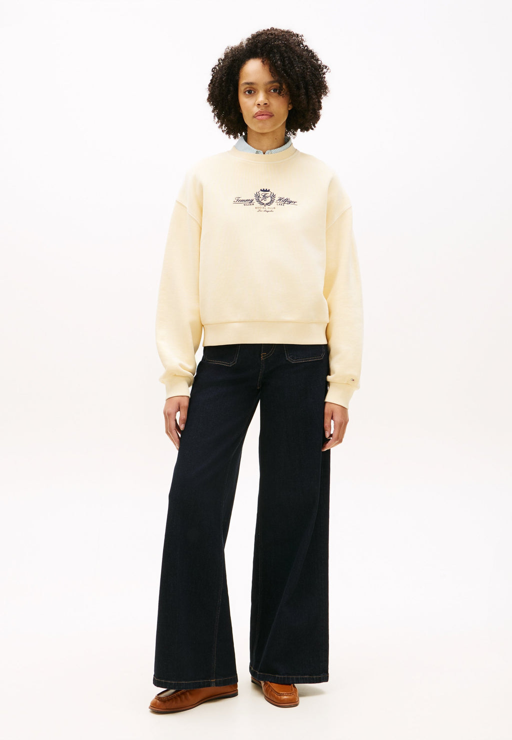 CREST EMBROIDERY RELAXED TERRY SWEATSHIRT Media 2