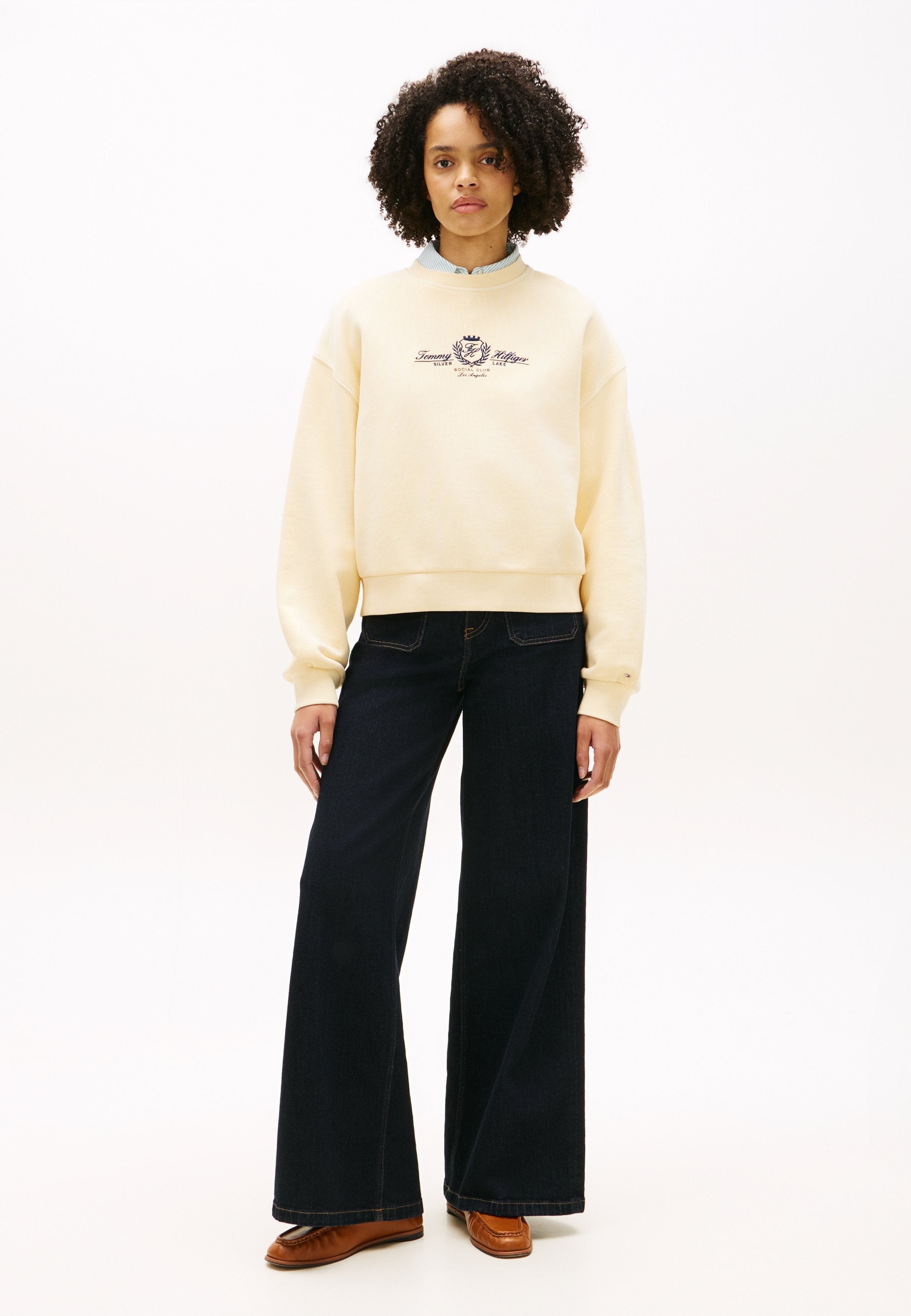 CREST EMBROIDERY RELAXED TERRY SWEATSHIRT Media 2