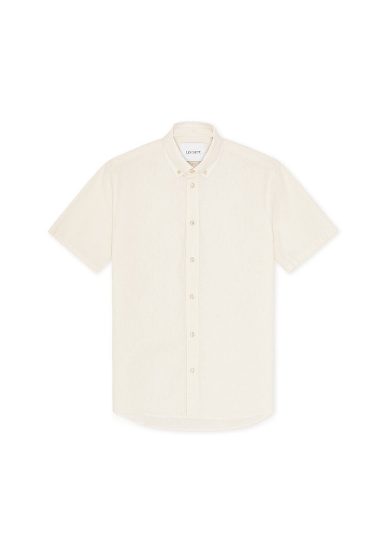 Kurzärmeliges Hemd in Creme mit leichter Stoffqualität, Kragen und kleinen Knöpfen entlang der Vorderseite.