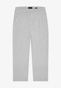 Helle graue Hose mit feiner Textur, ausgestattet mit vorderen Falten, seitlichen Taschen und Gürtelschlaufen. Gerade Beinform, minimalistische Gestaltung.