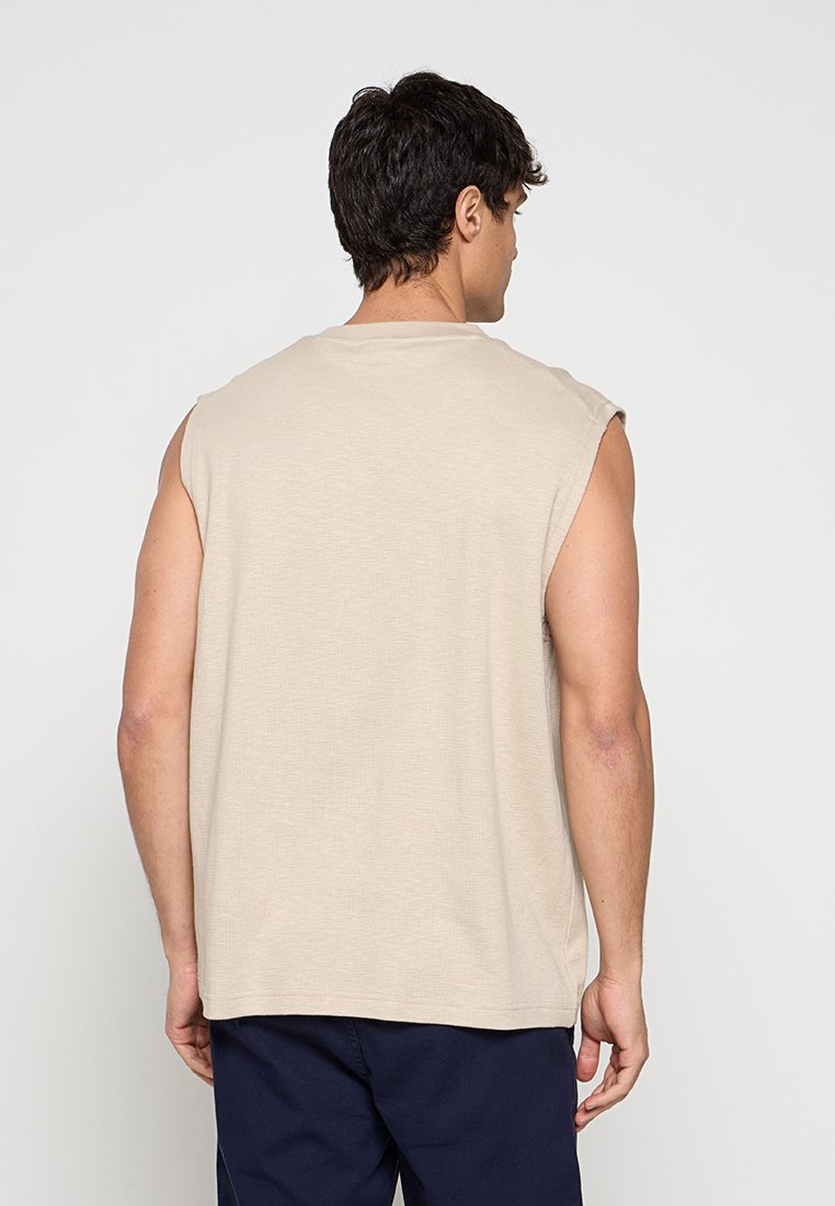 OVERSIZED  Media 2
