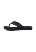 Schwarze Flip-Flop-Sandale mit Gummi-Oberriemen und strukturiertem Fußbett. Sie verfügt über eine flache Sohle, ein einfaches Design und minimalistische Akzentdetails.