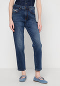 Dunkelblaue Denim-Jeans mit geradem Bein, fünf Taschen, orangefarbiger Naht und einem Knopfverschluss an der Taille.