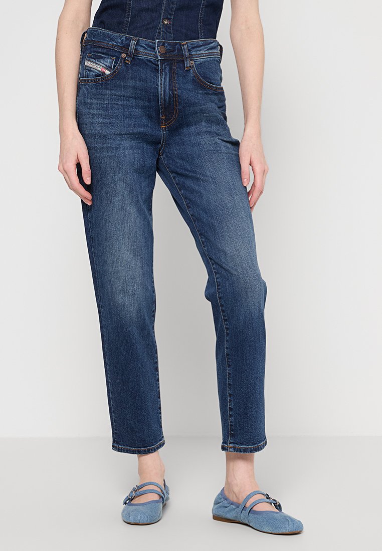 Dunkelblaue Denim-Jeans mit geradem Bein, fünf Taschen, orangefarbiger Naht und einem Knopfverschluss an der Taille.