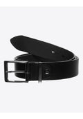 Schwarzer Lederbelt mit einer rechteckigen silberfarbenen Metallschnalle. Glatte Textur, verstellbare Länge mit mehreren Löchern zur Anpassung.