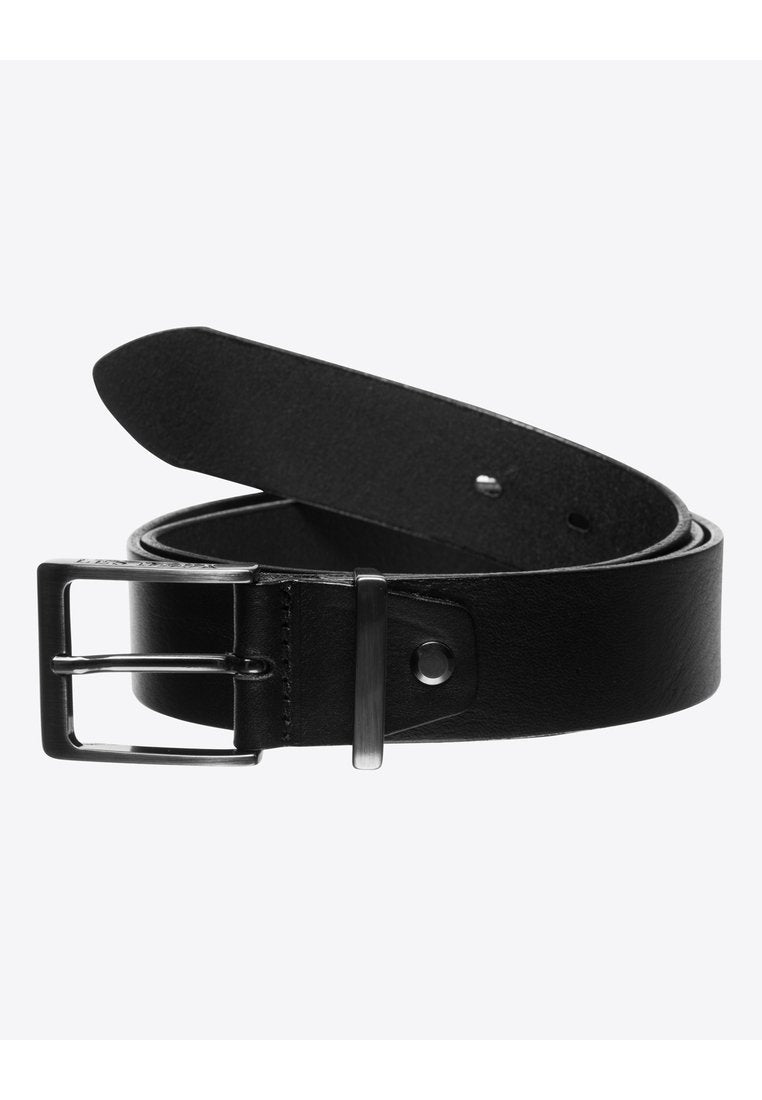 Schwarzer Lederbelt mit einer rechteckigen silberfarbenen Metallschnalle. Glatte Textur, verstellbare Länge mit mehreren Löchern zur Anpassung.