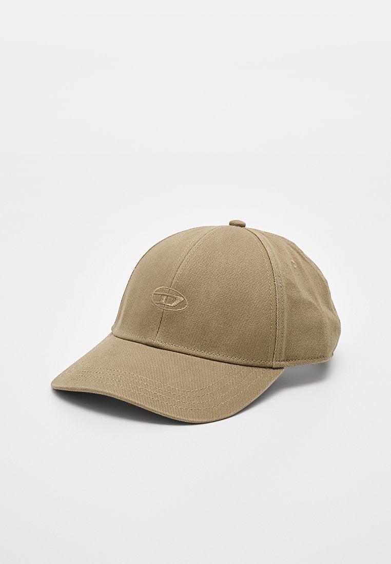 Khakifarbene Baseballkappe aus strukturiertem Stoff mit gebogenem Schirm und gesteppten Details. Auf der Vorderseite ist ein kleines eingesticktes Logo angebracht.