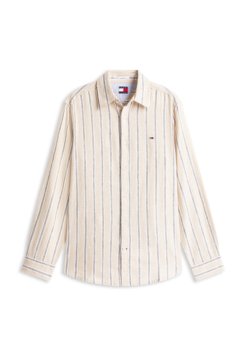 Beige, langärmliges Hemd mit Knöpfen, dünnen vertikalen schwarzen und weißen Streifen sowie einem kleinen rechteckigen Logo in Rot, Weiß und Blau auf der Brust.