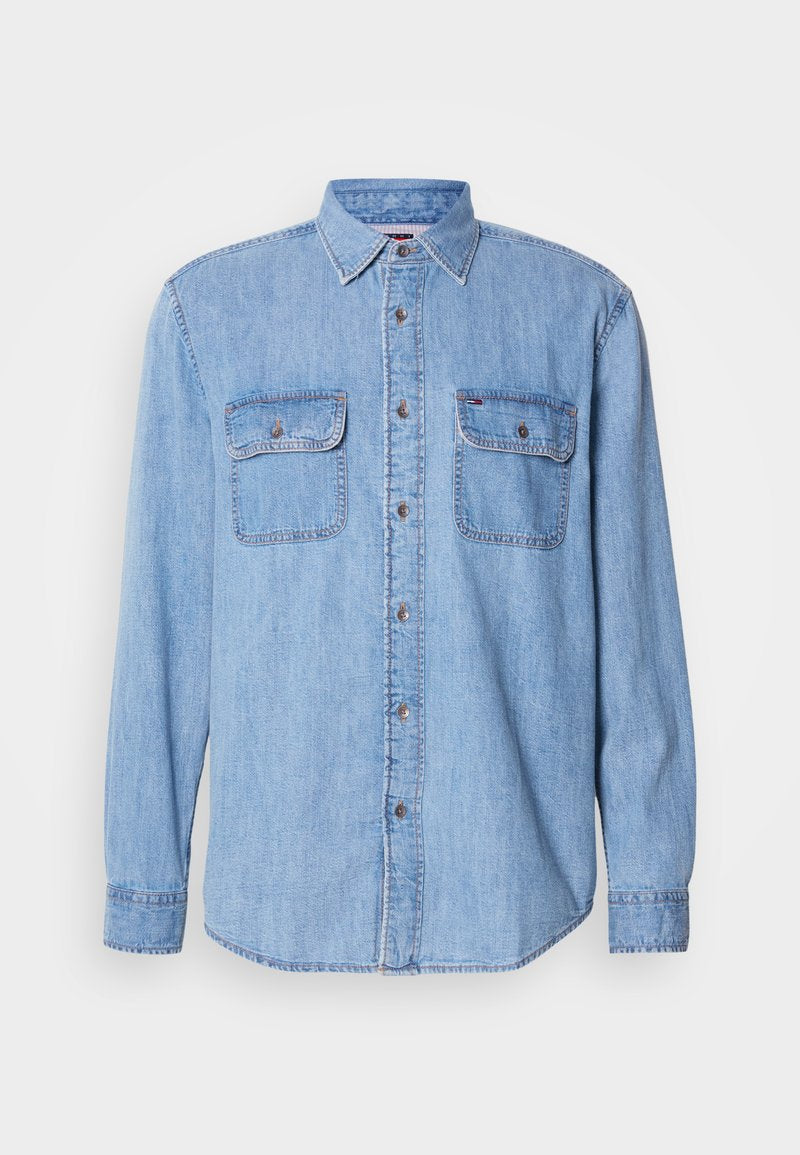Hellblaues Jeanshemd mit langen Ärmeln, knöpfbarem Vorderteil, zwei Brusttaschen und Kragen. Verfügt über kontrastierende Nähte und Metallknöpfe.