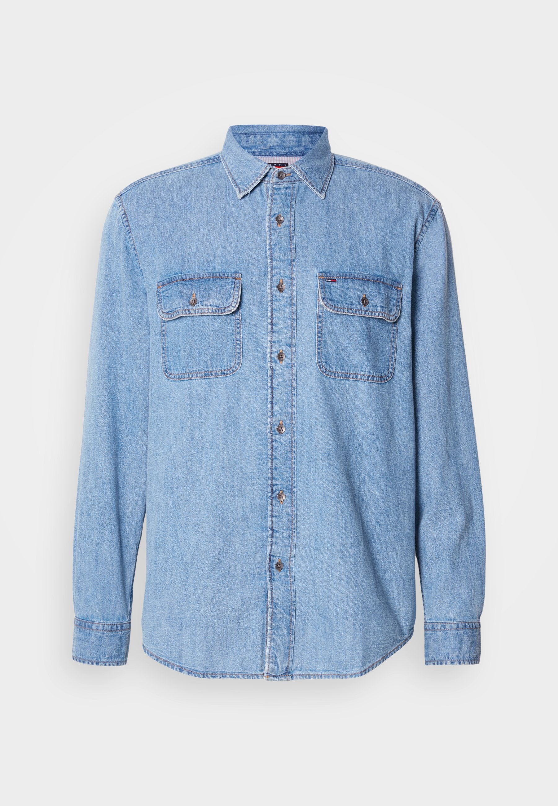 Hellblaues Jeanshemd mit langen Ärmeln, knöpfbarem Vorderteil, zwei Brusttaschen und Kragen. Verfügt über kontrastierende Nähte und Metallknöpfe.
