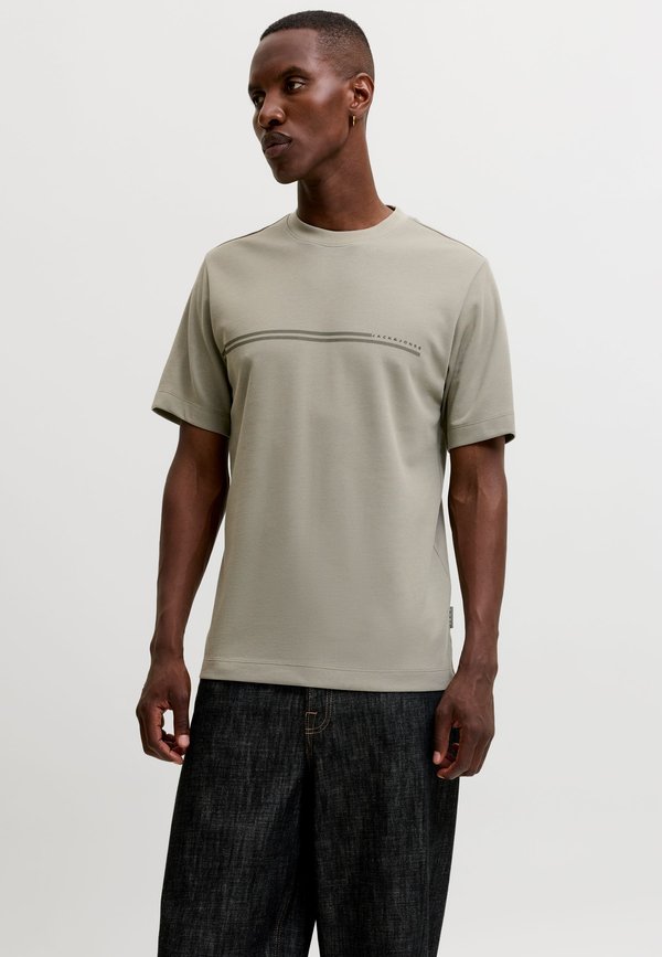 Jack & Jones JCOFUSION CHEST BRAND TEE SS CREW SN - Print T-shirt - vetiver