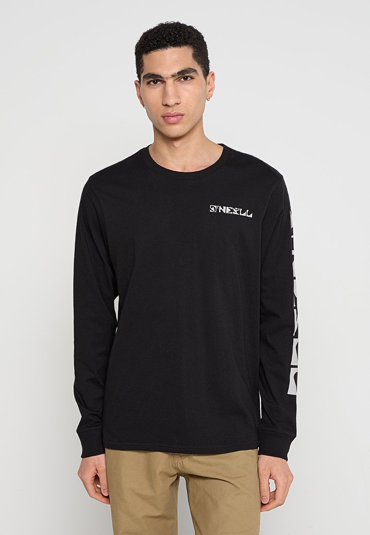 Schwarzes Langarmshirt aus Baumwolle mit einem kleinen Logo auf der Brust und gemusterten Akzenten an den Ärmeln.