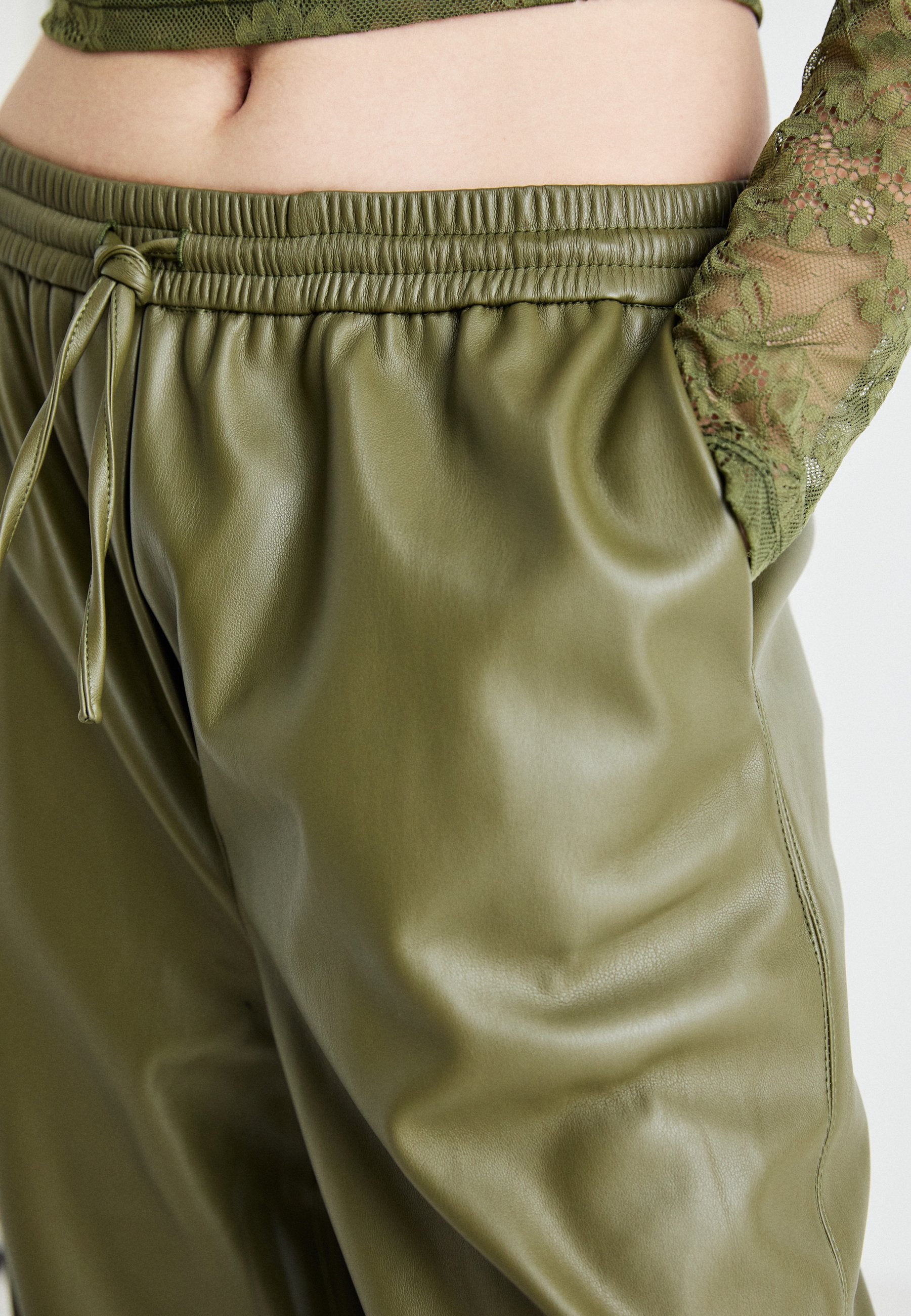 ONLJOVANA TRACKPANT Media 6