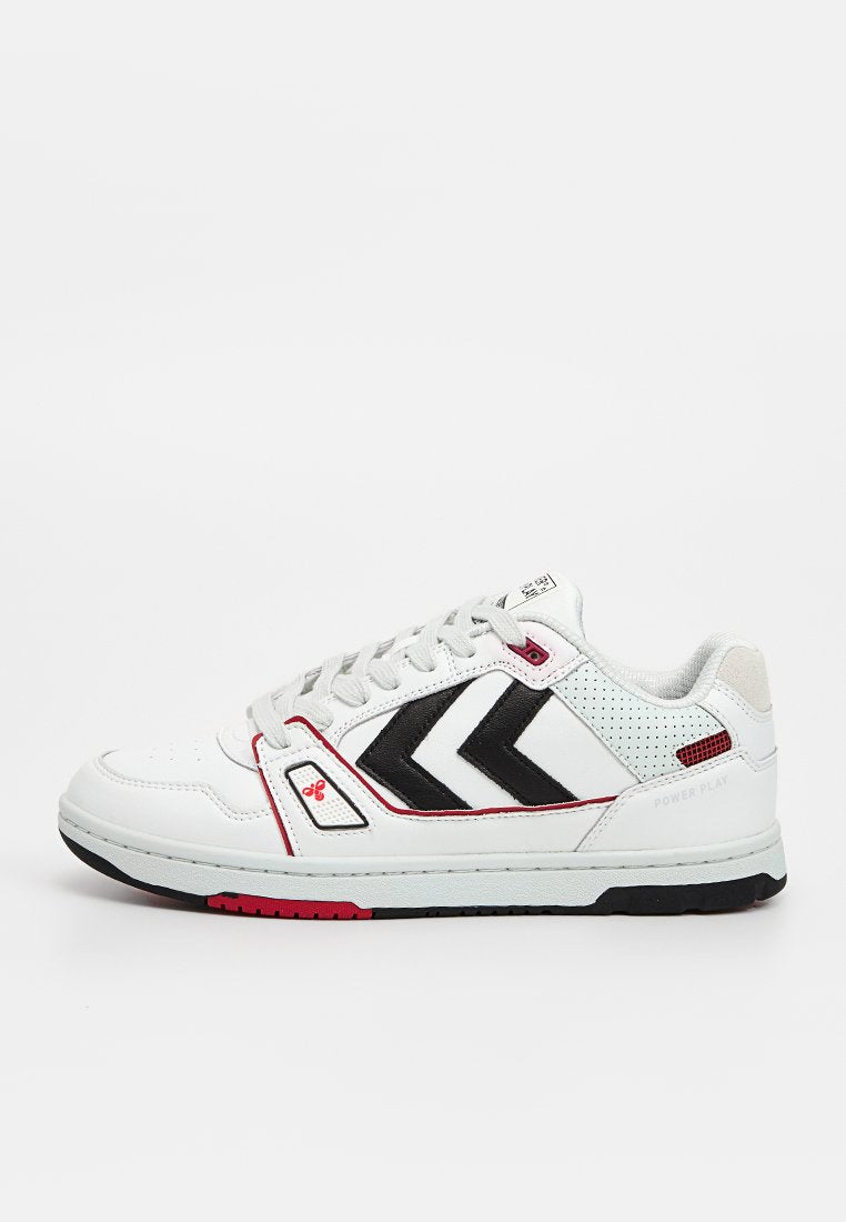 Weißer Sportschuh mit schwarzen und roten Akzenten, ausgestattet mit einem glatten Lederoberteil, durchbrochenen Bereichen und einer flachen Gummisohle.