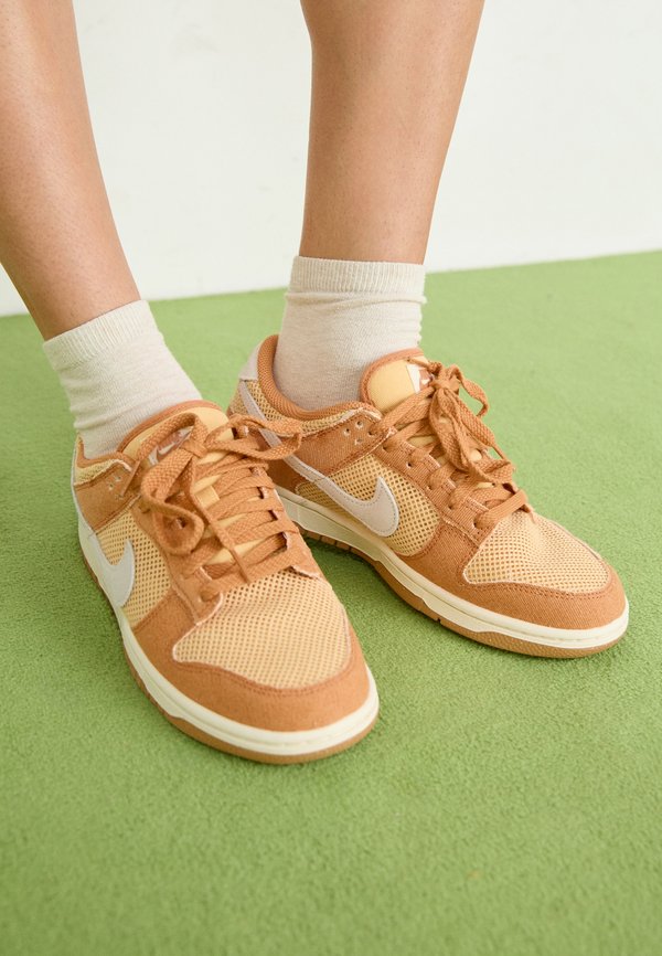 Nike Sportswear DUNK LOW SUMMER - Trainers - amber brown/pale ivory/white onyx/brown