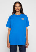 Blaues Baumwoll-T-Shirt mit lockerer Passform, rundem Ausschnitt und kurzen Ärmeln. Mit dem grafischen Aufdruck "OCEAN ALIVE" in Hellgrau auf der linken Seite.