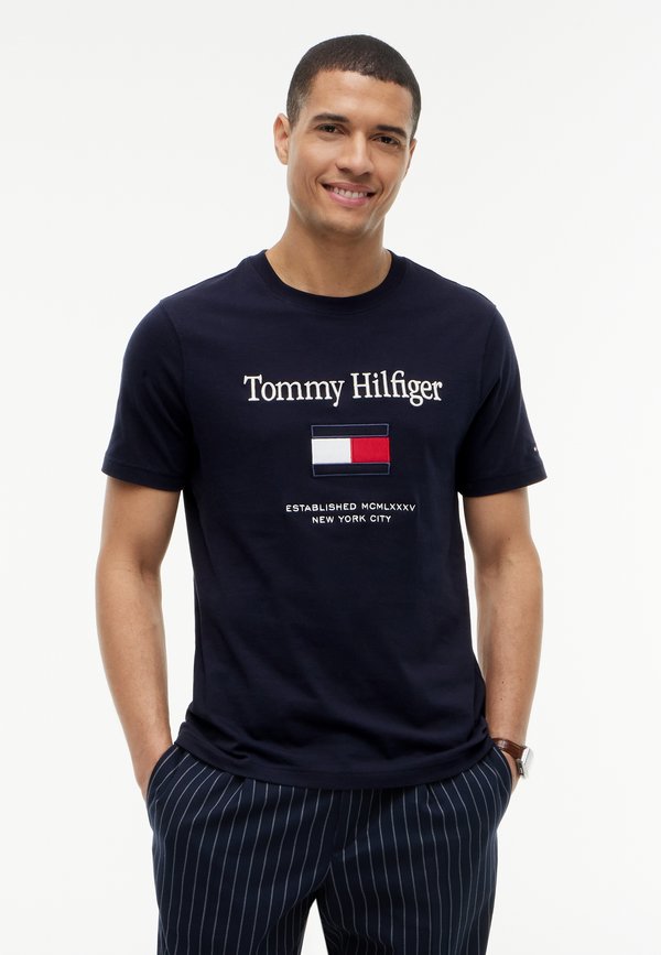 Tommy Hilfiger FLAG - Print T-shirt - desert sky
