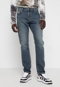 Blaue Denim-Jeans mit normaler Passform, ausgestattet mit einem klassischen Fünf-Taschen-Design und kontrastierenden Nähten. Getragen mit schwarz-weißen Sneakern.