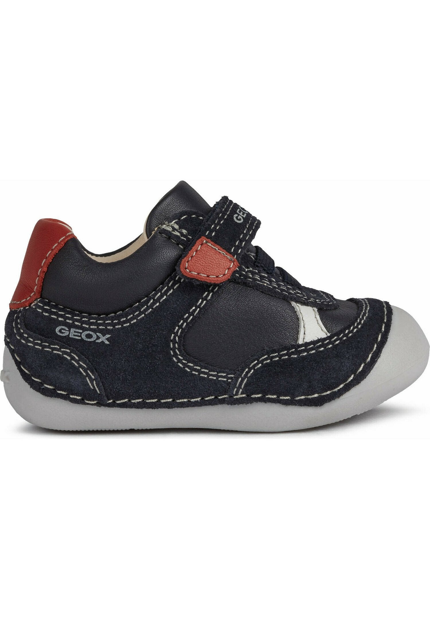 Marineblaue Leder- und Wildlederschuhe mit weißen Akzenten, einem roten Absatz und weißen Nähten; verfügen über einen Klettverschluss für einen sicheren Halt.