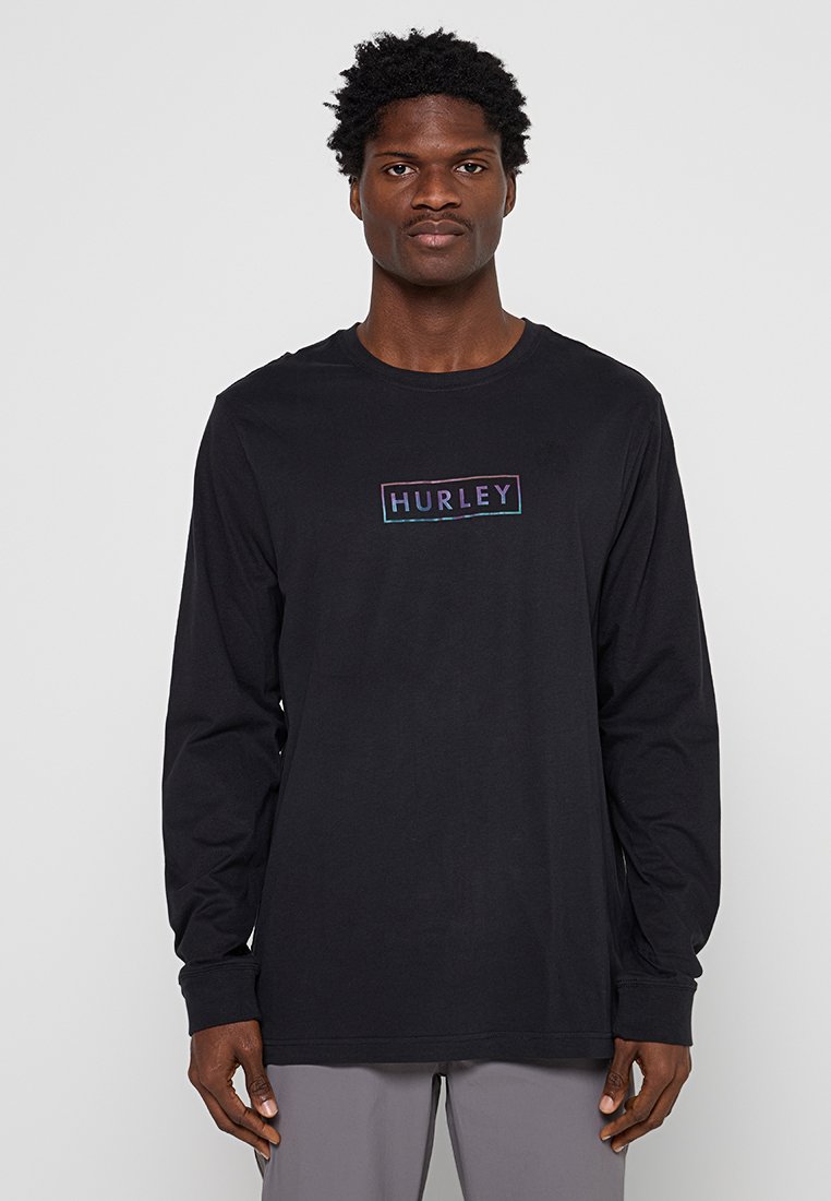 Schwarzes Langarmshirt mit rechteckigem "Hurley"-Logo in mehrfarbigem Text, hergestellt aus glattem Stoff mit rundem Ausschnitt.