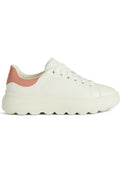 Weiße Ledersneaker mit runder Gummisohle, strukturiertem pinkfarbenem Fersenakzent und sechs Ösen-Schnürdesign, das minimalistische Nähte aufweist.