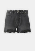 Schwarze Jeansshorts mit ausgefranstem Saum und Taschen. Ausgestattet mit einem mit Nieten versehenen Bund und fransigen Kanten, die zu einem robusten Design beitragen.
