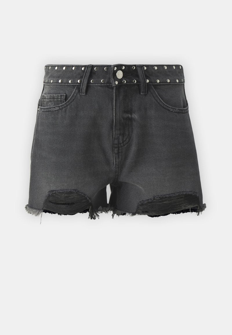 Schwarze Jeansshorts mit ausgefranstem Saum und Taschen. Ausgestattet mit einem mit Nieten versehenen Bund und fransigen Kanten, die zu einem robusten Design beitragen.