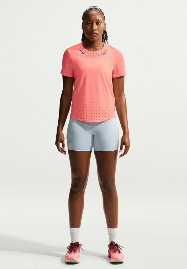 Nike Performance W NK ARSWFT DFADV TOP SS - Sports T-shirt - atomic pink/old royal