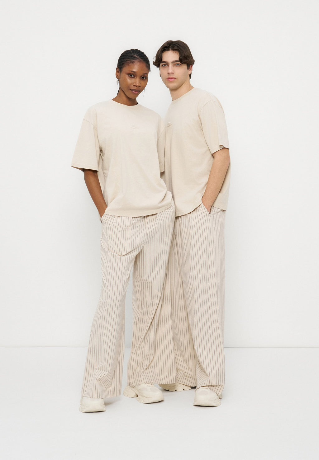 YOURTURN OVERSIZED FIT WITH SEAMS AND EMBRO