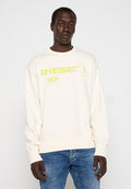 Cremfarbenes Sweatshirt mit Rundhalsausschnitt, gerippten Bündchen und Saum. Besitzt einen auffälligen gelben "DIESEL"-Schriftzug auf der Vorderseite. Kombiniert mit blauen Jeans.