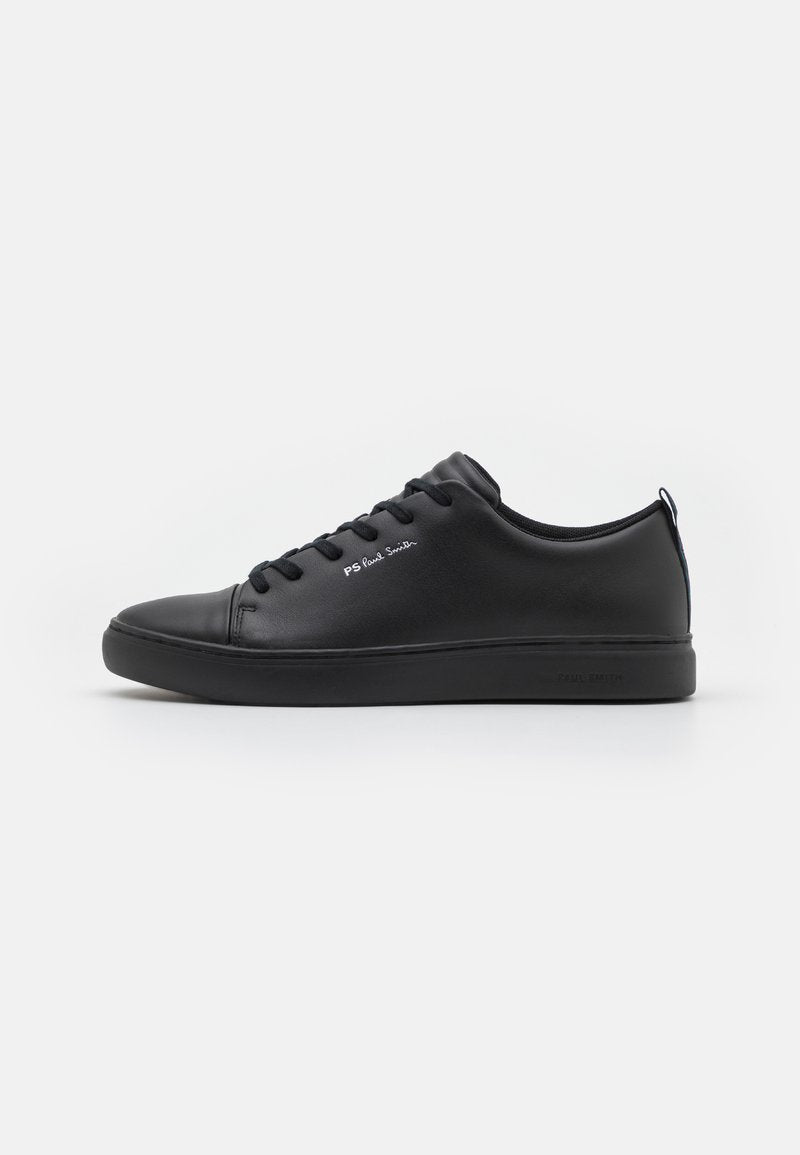 Schwarze Leder-Sneaker mit glatter Textur, runder Zehenpartie, flacher Gummisohle und kontrastierenden Logopunkten an der Seite und Ferse.