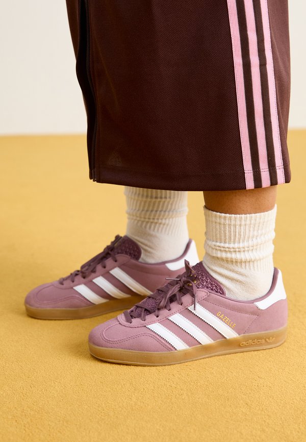 adidas Originals GAZELLE INDOOR - Trainers - shadow fig/footwear white