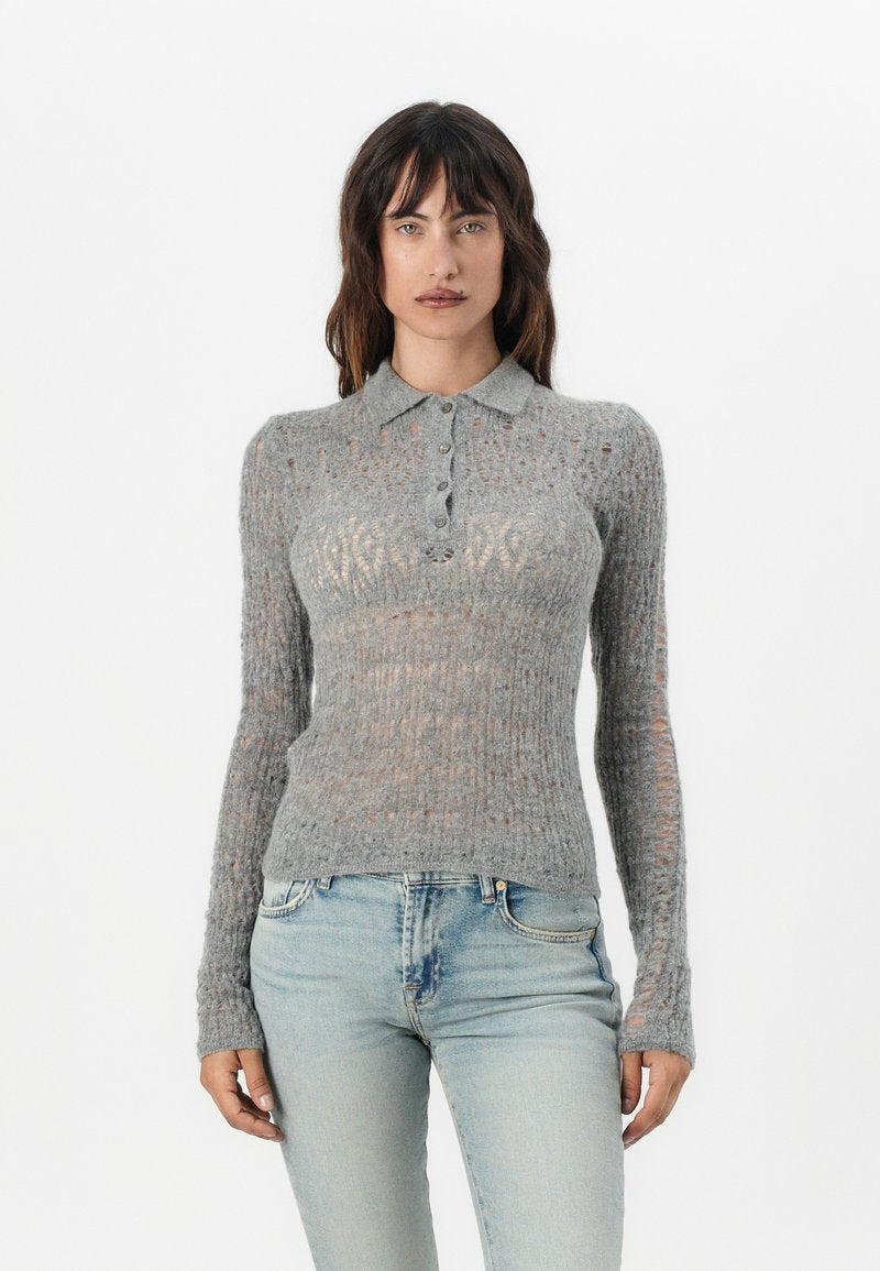Hellgraues Poloshirt mit langen Ärmeln, das eine gerippte Textur und ein offenes Strickmuster aufweist. Mit einer Knopfleiste und einem figurbetonten Design.