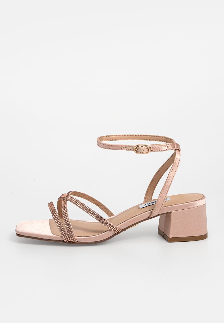 Rosa Satin-Sandalen mit Absatz, quadratischer Zehenpartie, verstellbarem Knöchelriemen und verzierten, gekreuzten Riemen. Niedriger Blockabsatz.