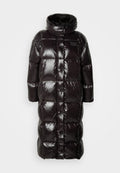 Schwarze Pufferjacke mit glänzender, gesteppten Textur, die einen hohen Kragen und lange Ärmel hat. Das Design umfasst Druckknopfverschlüsse und seitliche Taschen.