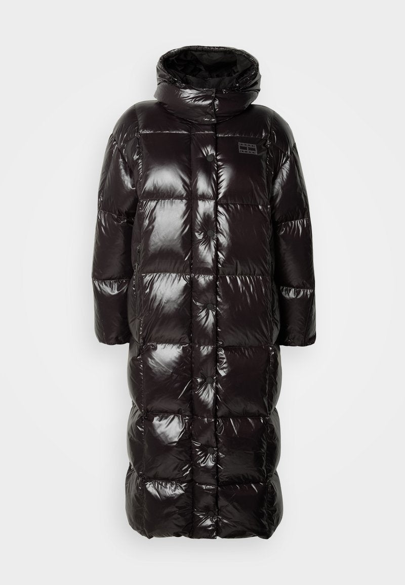 Schwarze Pufferjacke mit glänzender, gesteppten Textur, die einen hohen Kragen und lange Ärmel hat. Das Design umfasst Druckknopfverschlüsse und seitliche Taschen.