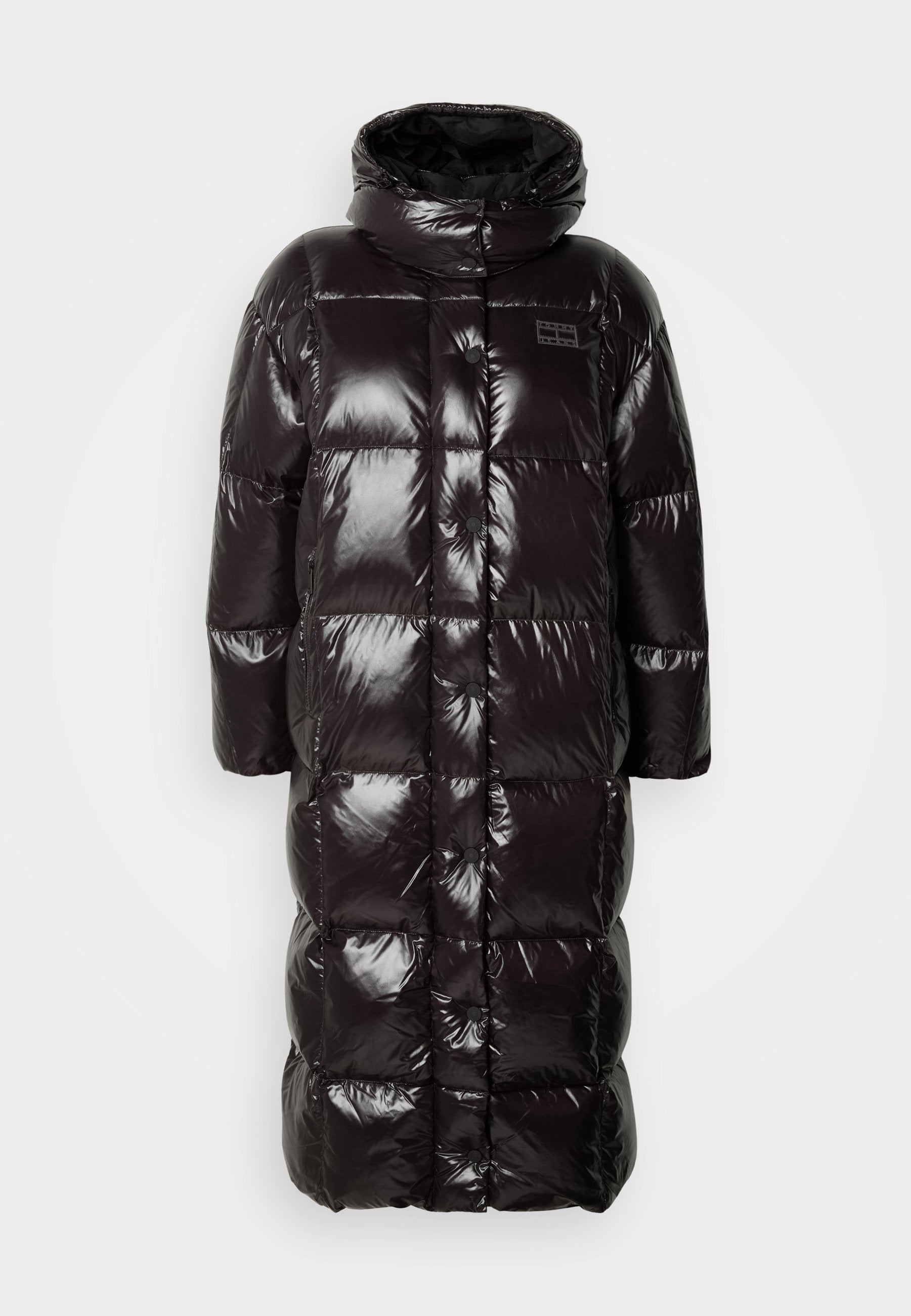 Schwarze Pufferjacke mit glänzender, gesteppten Textur, die einen hohen Kragen und lange Ärmel hat. Das Design umfasst Druckknopfverschlüsse und seitliche Taschen.